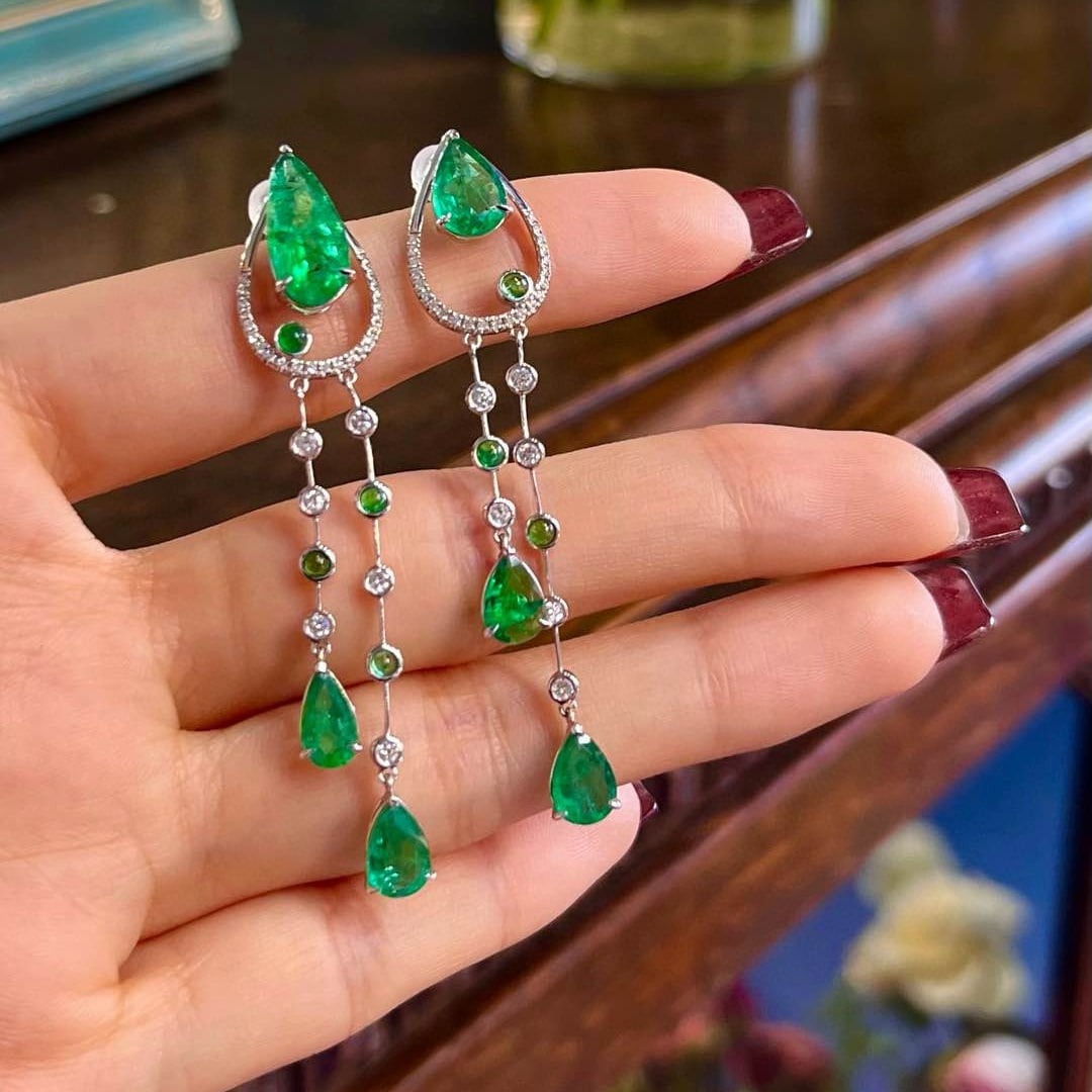 14k Gold 7.26 Ctw Vivid Green Natural Emerald & Diamond Earrings: Ref:230992438 // gold content:14k gold // main gemstone:emerald // shape:pear // carat weight:6. 84ct // color:vivid green // treatment:natural // // adjacent gemstone 2 : diamond // shape:round // ca