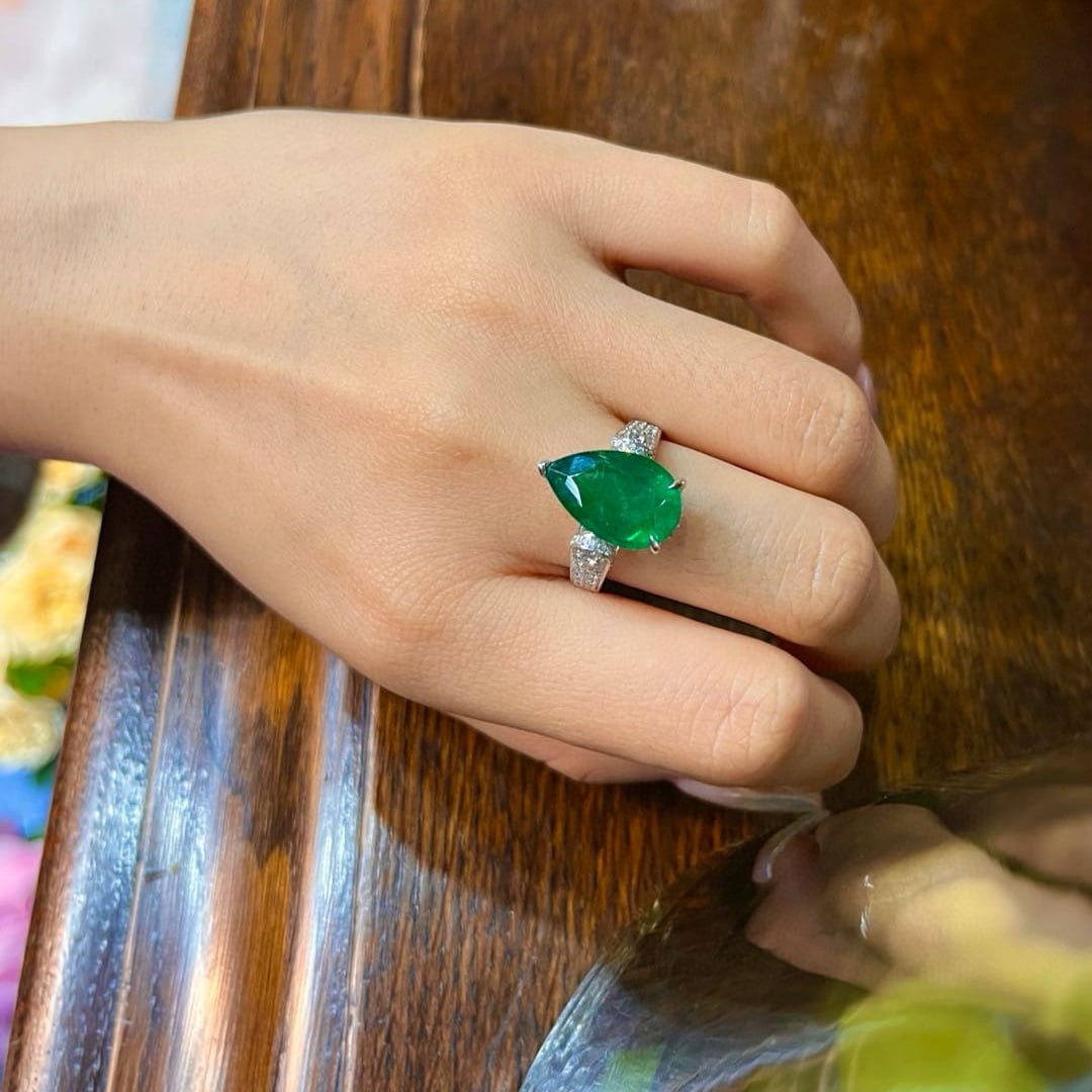 14k Gold 6.14 Ctw Vivid Green Natural Emerald & Diamond Ring: Ref:230992439 // gold content:14k gold // ring size:7. 25us // // main gemstone:emerald // shape:pear // carat weight:5. 43ct // color:vivid green // treatment:natural // // adjacent gemstone 2 : diam