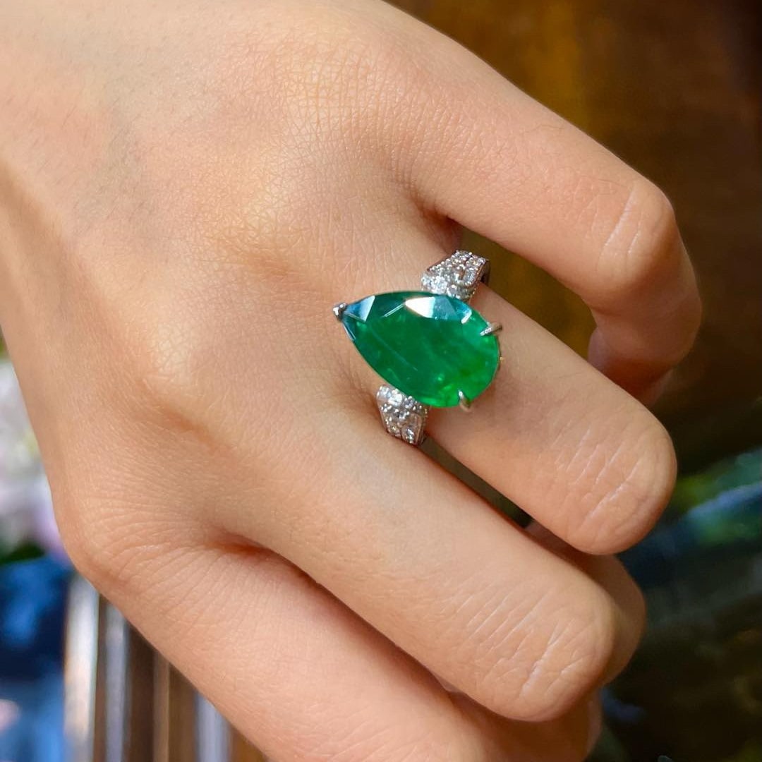 14k Gold 6.14 Ctw Vivid Green Natural Emerald & Diamond Ring - 2