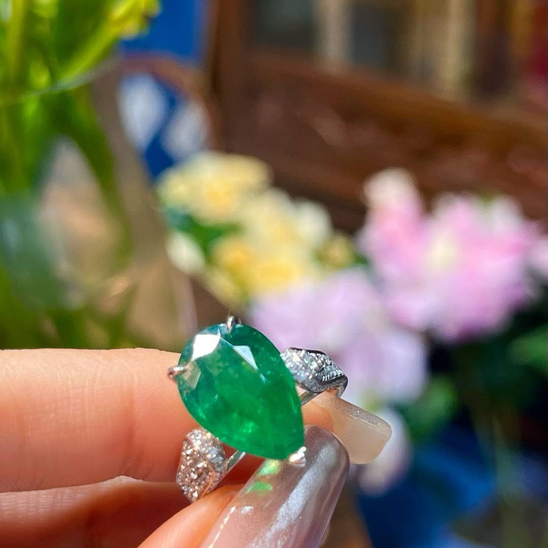 14k Gold 6.14 Ctw Vivid Green Natural Emerald & Diamond Ring - 4