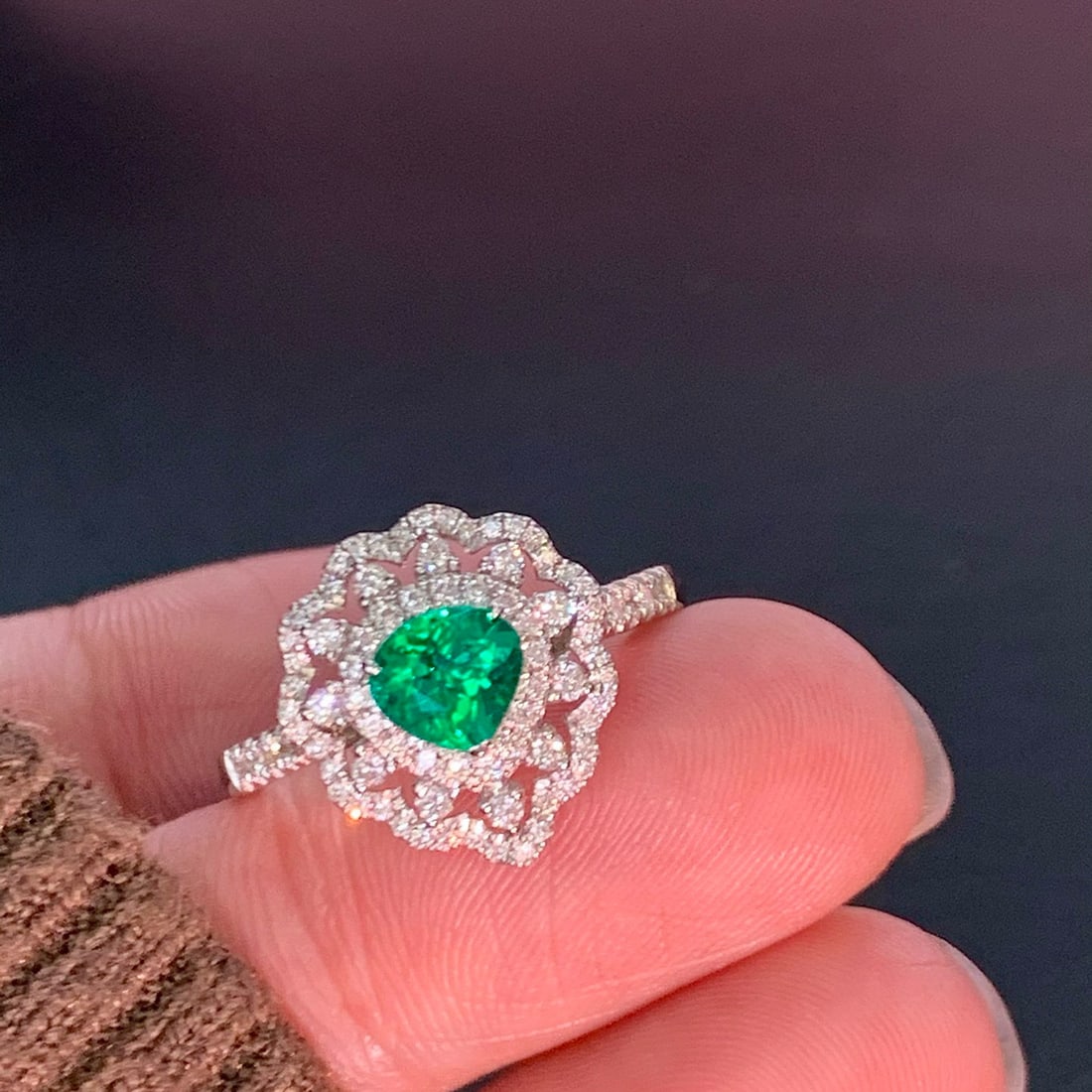 14k Gold 0.90 Ctw Vivid Green Natural Emerald & Diamond Ring: Ref:230992441 // gold content:14k gold // ring size:7. 25us // // main gemstone:emerald // shape:pear // carat weight:0. 47ct // color:vivid green // treatment:natural // // adjacent gemstone 2 : diam
