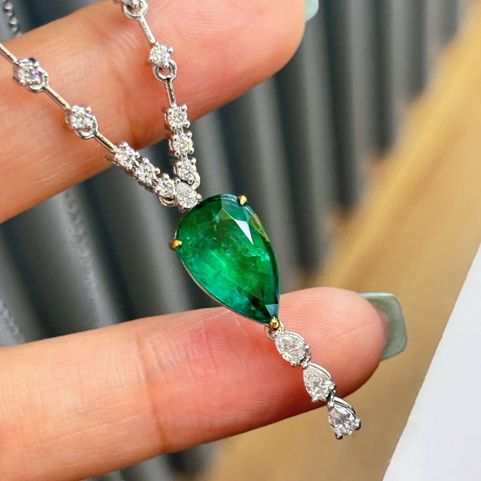 14k Gold 3.15 Ct Vivid Green Natural Emerald & Diamond Necklace: Ref:230992442 // gold content:14k gold // main gemstone:emerald // shape:pear // carat weight:3. 15ct // color:vivid green // treatment:natural // // adjacent gemstone 2 : diamond // shape:multiply //