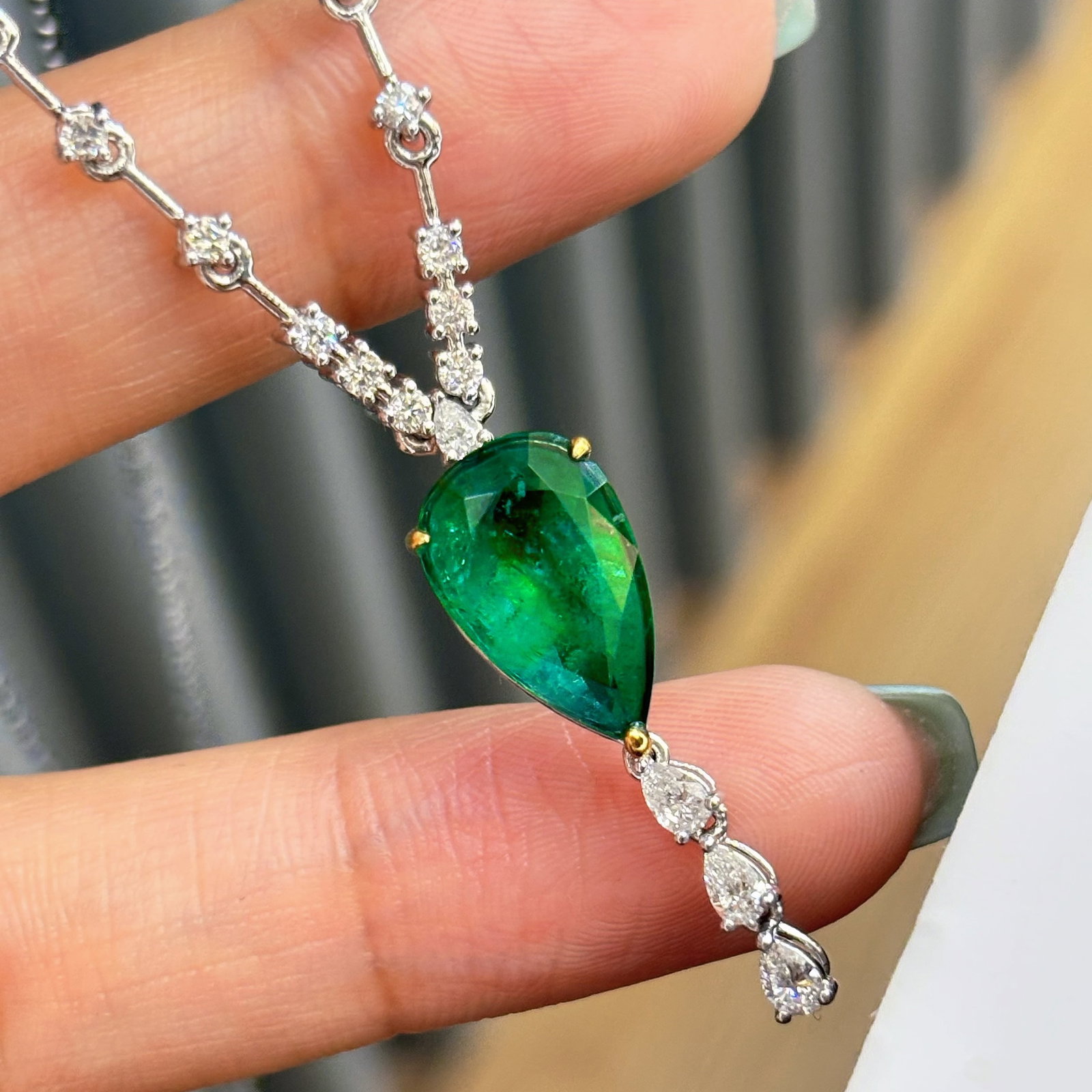 14k Gold 3.15 Ct Vivid Green Natural Emerald & Diamond Necklace - 2