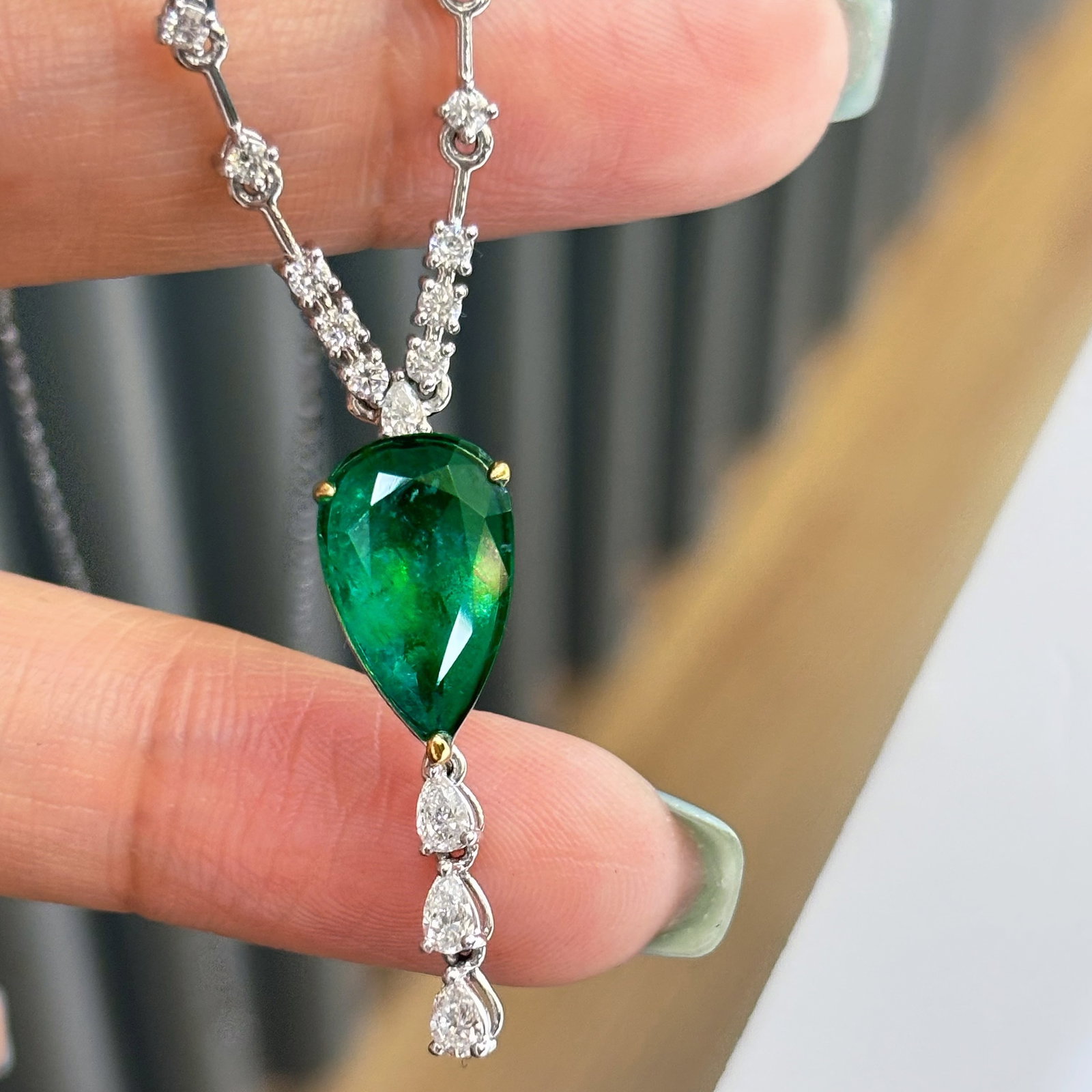 14k Gold 3.15 Ct Vivid Green Natural Emerald & Diamond Necklace - 3