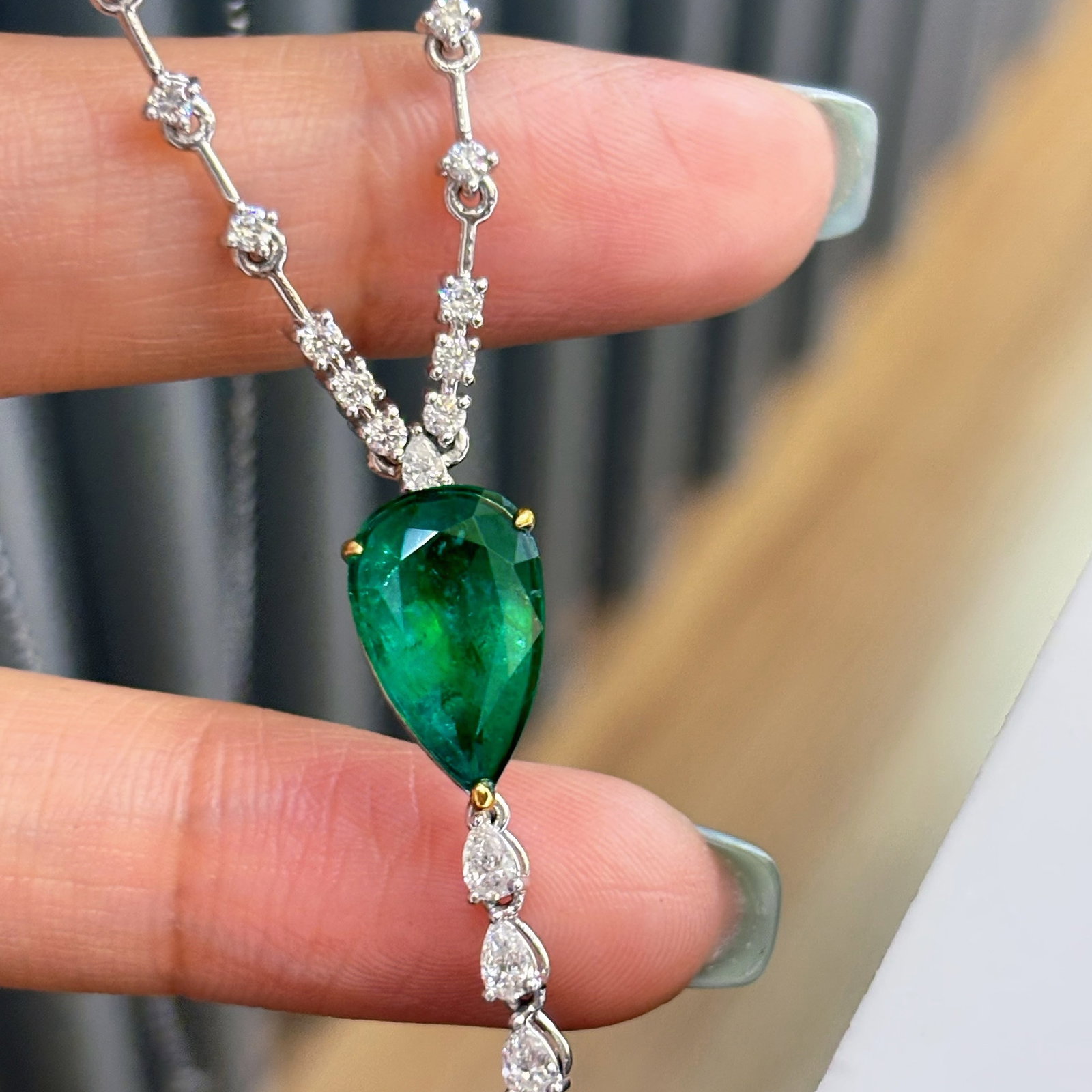 14k Gold 3.15 Ct Vivid Green Natural Emerald & Diamond Necklace - 4