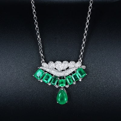 14k Gold 4.2 Ct Vivid Green Natural Emerald & Diamond Necklace: Ref:230993008 // gold content:14k gold // main gemstone:emerald // shape:multiply // carat weight:4. 2ct // color:vivid green // treatment:natural // // adjacent gemstone 2 : diamond // shape:round //