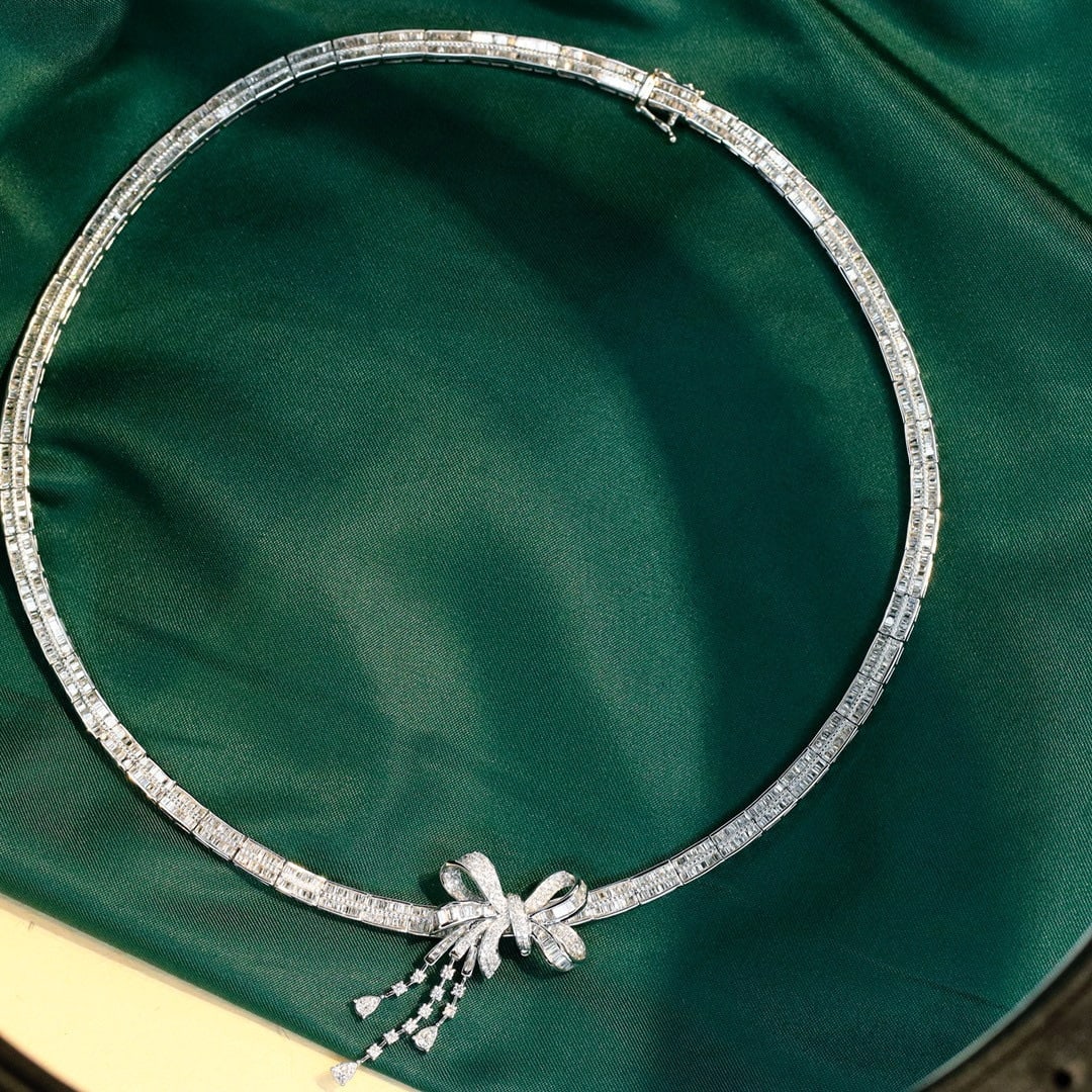 14k Gold 7.8 Ct Natural H Diamond Necklace: Ref:230993010 // gold content:14k gold // main gemstone:diamond // shape:multiply // carat weight:7. 8ct // clarity grade:vs-si // color:h // treatment:natural // High Estimate: 33000 Condition: New L