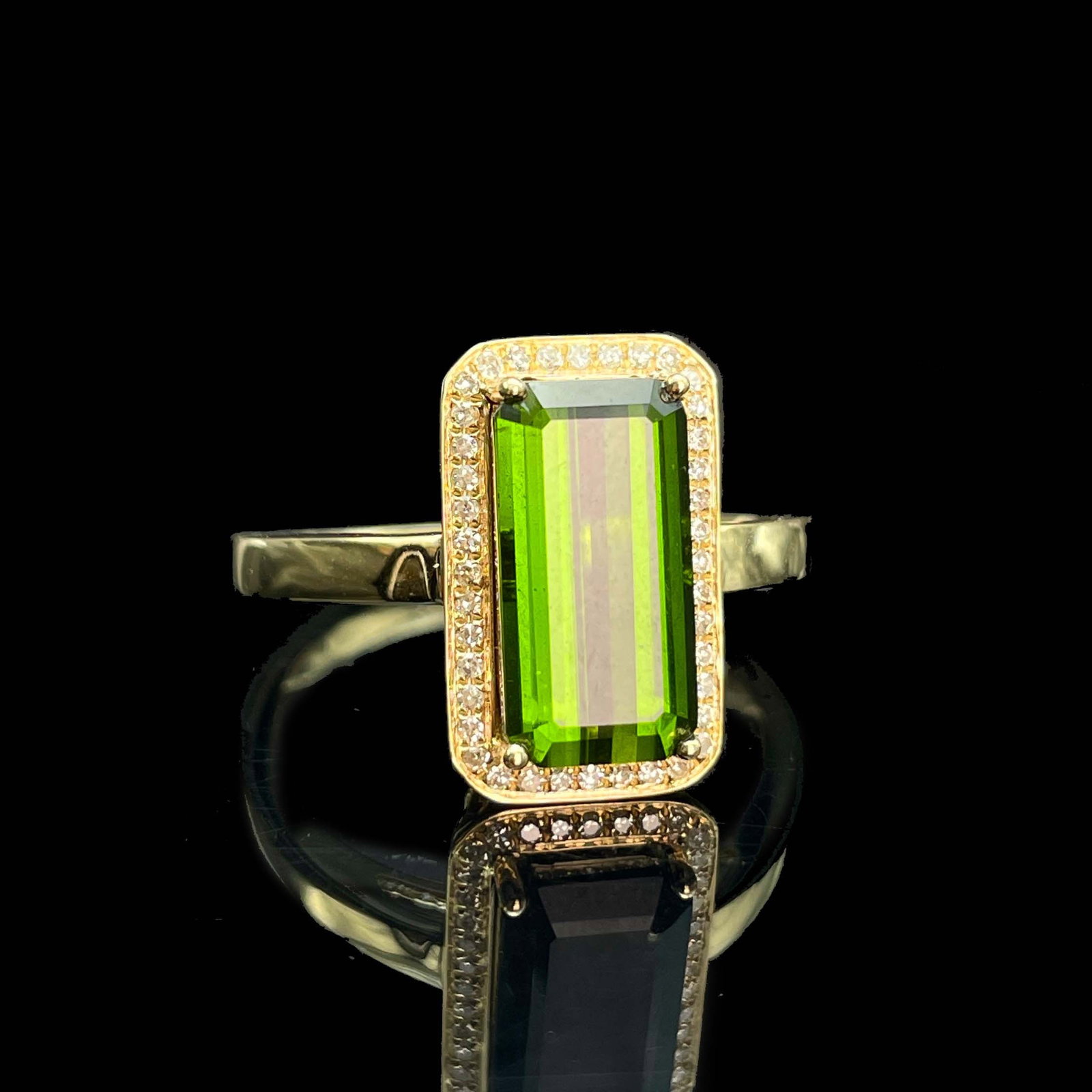 14k Gold 3.60 Ctw Natural Tourmaline & Diamond Ring: Ref:230993012 // gold content:14k gold // ring size:7. 25us // // main gemstone:tourmaline // shape:octagonal // carat weight:3. 5ct // color:green // treatment:natural // // adjacent gemstone 2 : dia