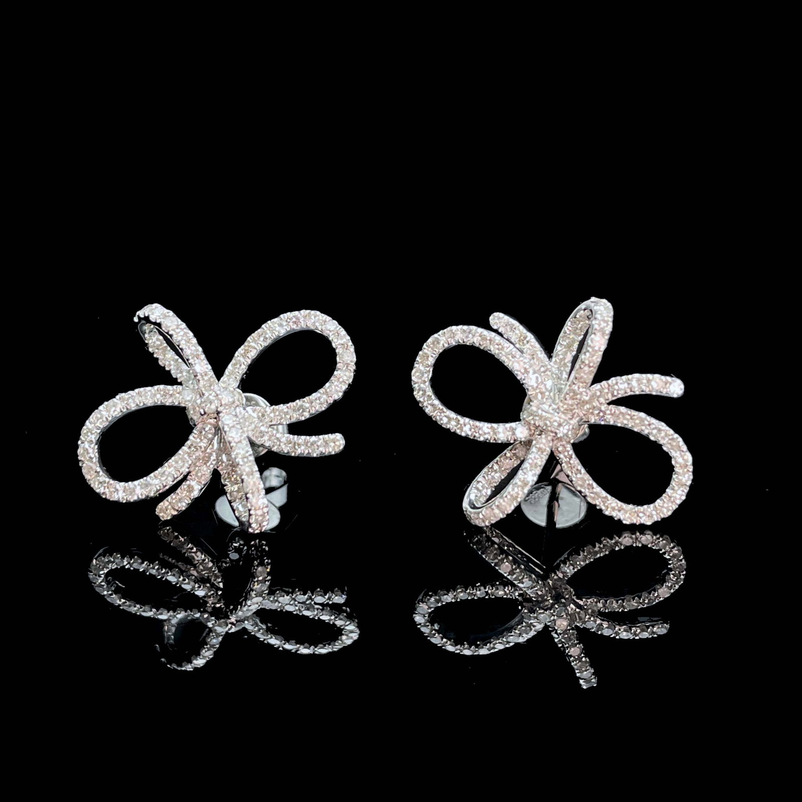 14k Gold 0.75 Ct Natural H Diamond Earrings: Ref:230993051 // gold content:14k gold // main gemstone:diamond // shape:round // carat weight:0. 75ct // clarity grade:vs-si // color:h // treatment:natural // cut grade:g // High Estimate: 3300 Cond