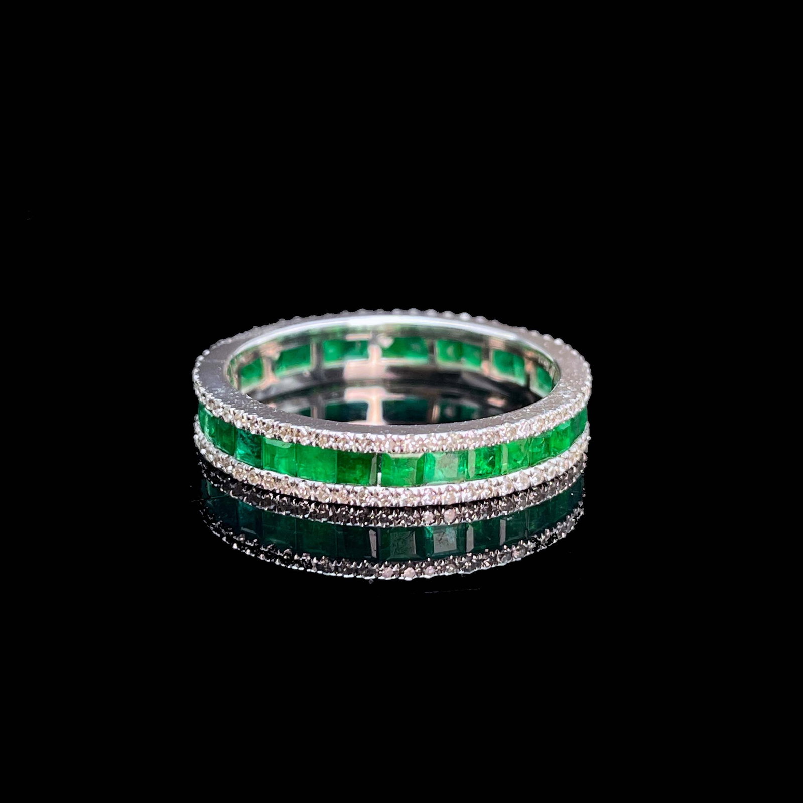 14k Gold 2.30 Ctw Vivid Green Natural Emerald & Diamond Ring: Ref:230993063 // gold content:14k gold // ring size:7. 25us // // main gemstone:emerald // shape:square // carat weight:1. 94ct // color:vivid green // treatment:natural // // adjacent gemstone 2 : di