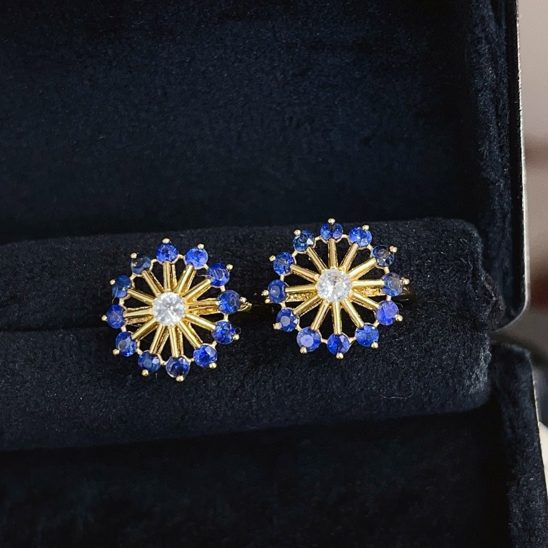 14k Gold 1.58 Ct Natural Sapphire & Sapphire Earrings: Ref:230993065 // gold content:14k gold // main gemstone:sapphire // shape:round // carat weight:1. 58ct // color:blue // treatment:natural // cut grade:g // // adjacent gemstone 2 : sapphire //