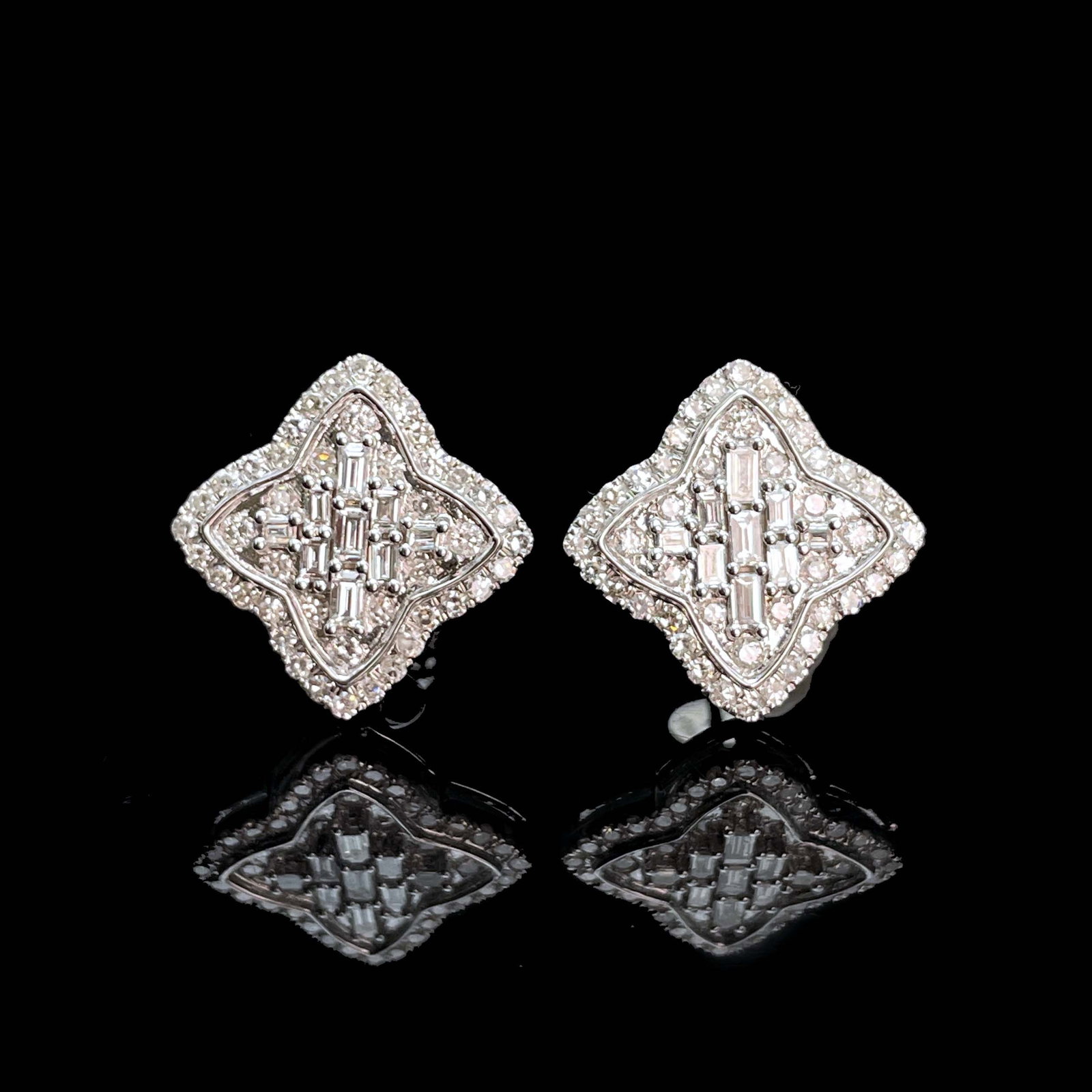 14k Gold 0.7 Ct Natural H Diamond Earrings: Ref:230993084 // gold content:14k gold // main gemstone:diamond // shape:multiply // carat weight:0. 7ct // clarity grade:vs-si // color:h // treatment:natural // Low Estimate: 2600 High Estimate: