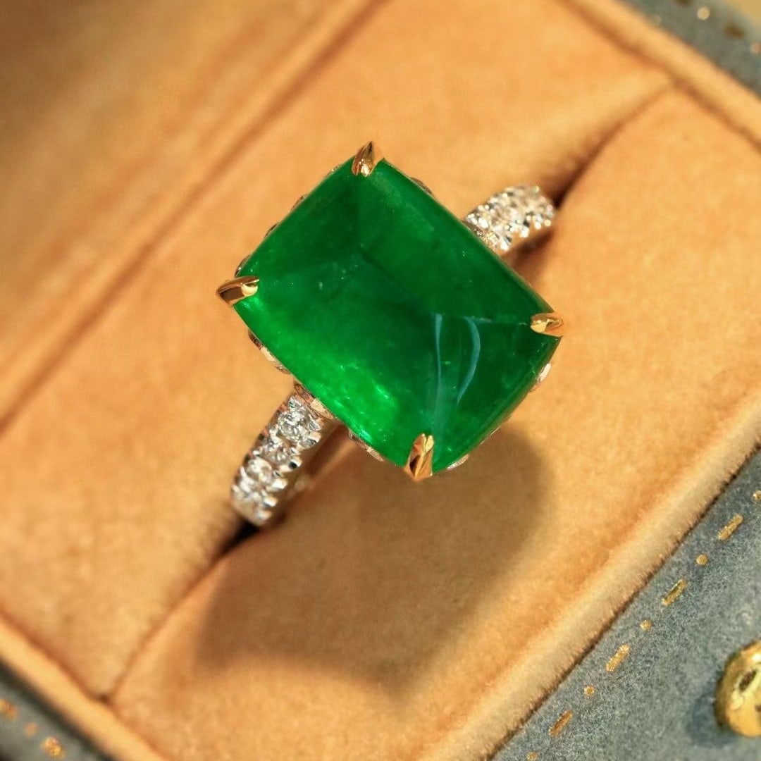 14k Gold 9.27 Ctw Vivid Green Natural Emerald & Diamond Ring: Ref:230993102 // gold content:14k gold // ring size:7. 25us // // main gemstone:emerald // shape:suger-loaf // carat weight:8. 91ct // color:vivid green // treatment:natural // // adjacent gemstone 2 