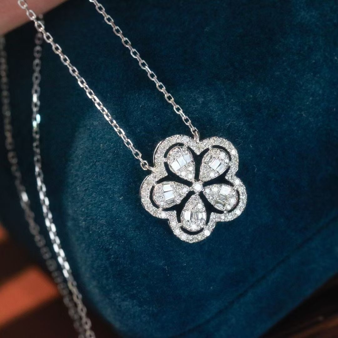 14k Gold 0.35 Ct Natural H Diamond Necklace: Ref:230993103 // gold content:14k gold // main gemstone:diamond // shape:multiply // carat weight:0. 35ct // clarity grade:vs-si // color:h // treatment:natural // High Estimate: 3300 Low Estimate: