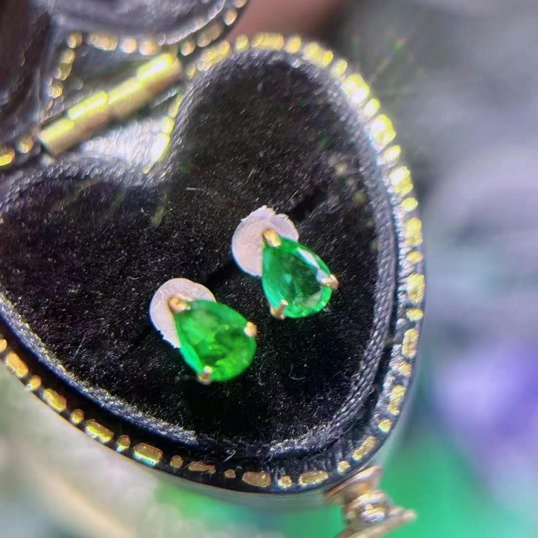 14k Gold 0.45 Ct Vivid Green Natural Emerald Earrings: Ref:230993108 // gold content:14k gold // main gemstone:emerald // shape:pear // carat weight:0. 45ct // color:vivid green // treatment:natural // Condition: New Low Estimate: 1100 High Estimate: 1700