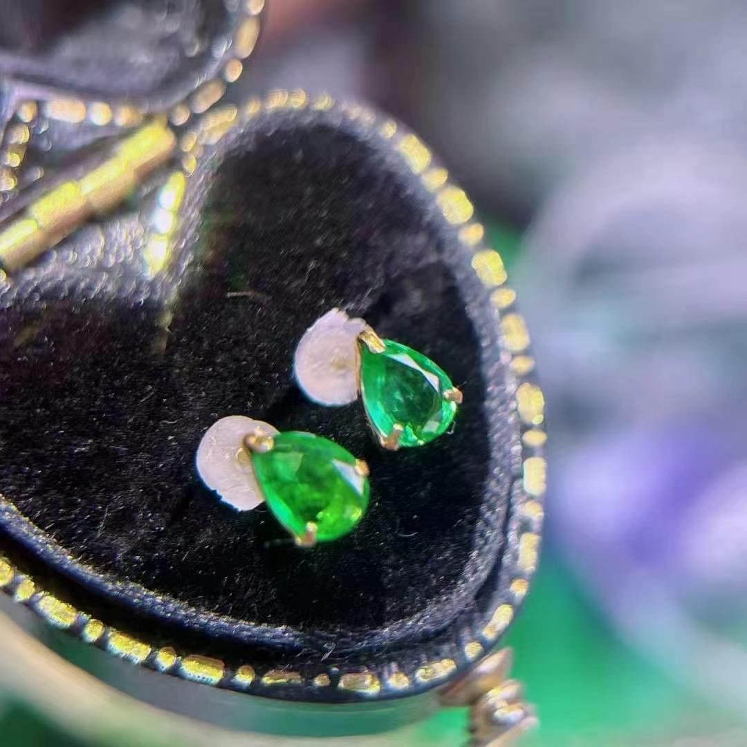 14k Gold 0.45 Ct Vivid Green Natural Emerald Earrings - 3
