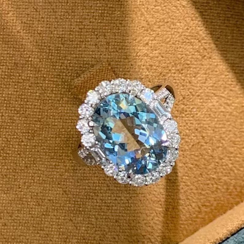 14k Gold 4.59 Ctw Natural Aquamarine & Diamond Ring: Ref:230993115 // gold content:14k gold // ring size:7. 25us // // main gemstone:aquamarine // shape:oval // carat weight:3. 65ct // color:santa maria color // treatment:natural // // adjacent gemstone