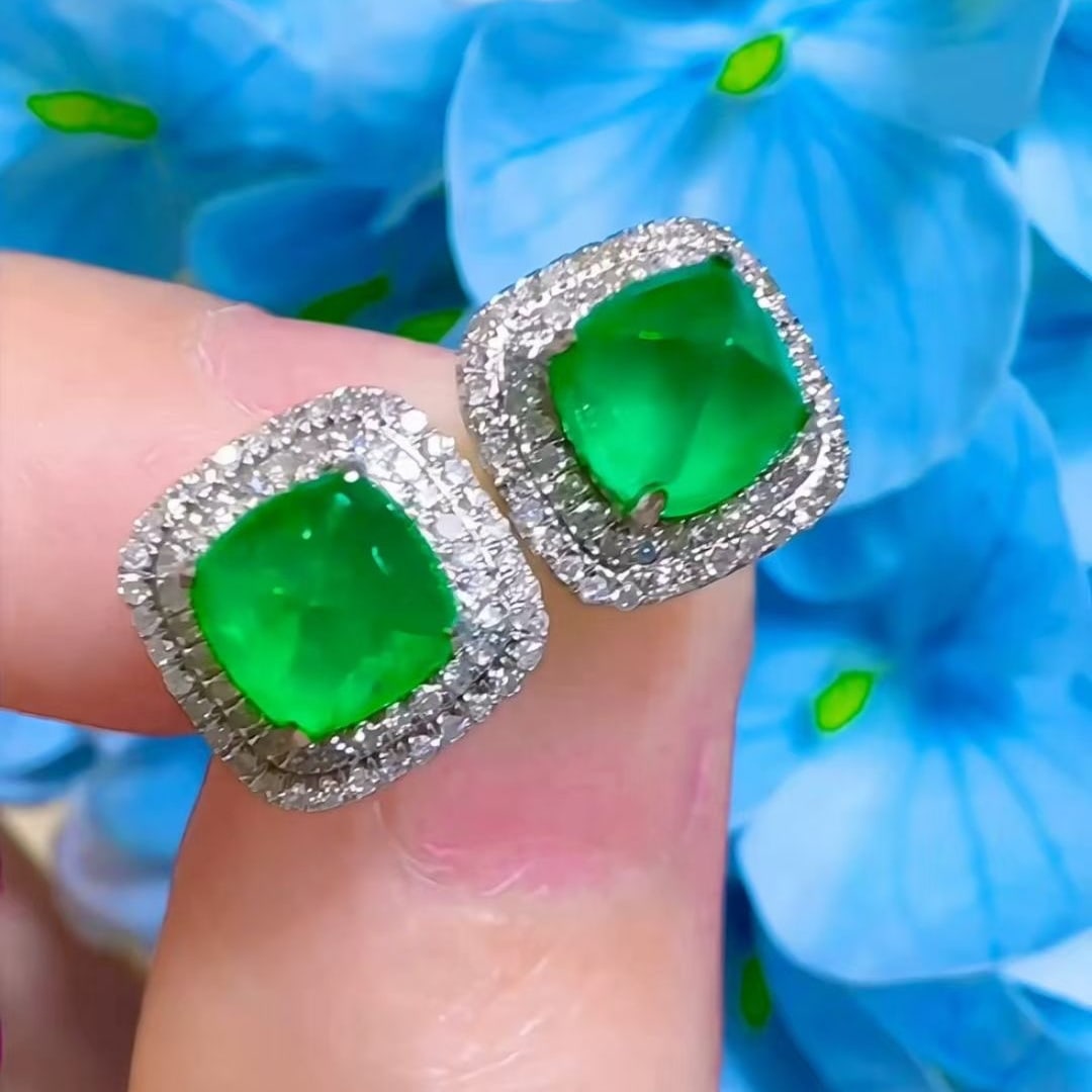 14k Gold 1.8 Ct Vivid Green Natural Emerald & Diamond Earrings: Ref:230993116 // gold content:14k gold // main gemstone:emerald // shape:suger-loaf // carat weight:1. 8ct // color:vivid green // treatment:natural // // adjacent gemstone 2 : diamond // shape:round