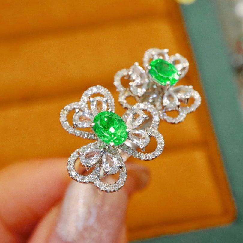 14k Gold 1.37 Ctw Vivid Green Natural Tsavorite & Diamond Ring: Ref:230993125 // gold content:14k gold // ring size:7. 25us // // main gemstone:tsavorite // shape:oval // carat weight:1. 0ct // color:vivid green // treatment:natural // // adjacent gemstone 2 : dia