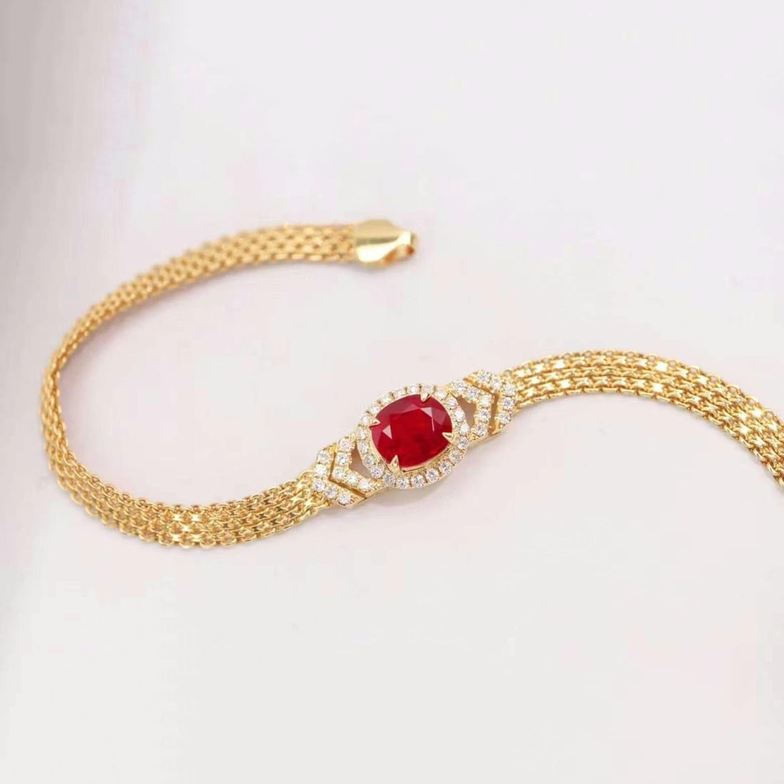 14k Gold 1.29 Ctw Natural Ruby & Diamond Bracelet: Ref:230993141 // gold content:14k gold // main gemstone:ruby // shape:oval // carat weight:1. 08ct // color:pigeonblood red // treatment:natural // // adjacent gemstone 2 : diamond // shape:round //