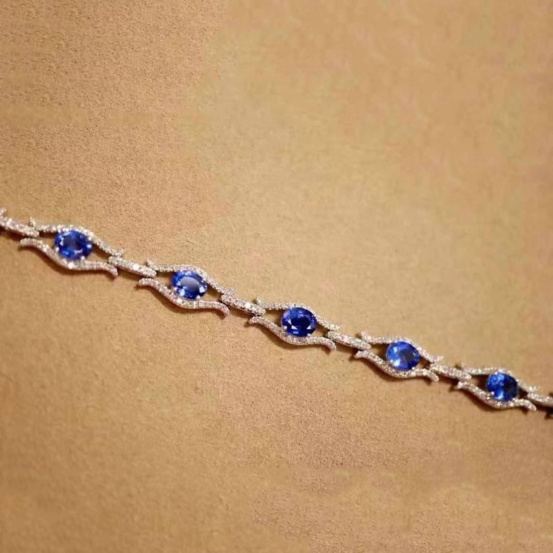 14k Gold 5.31 Ctw Natural Sapphire & Diamond Bracelet: Ref:230993144 // gold content:14k gold // main gemstone:sapphire // shape:oval // carat weight:4. 45ct // color:blue // treatment:natural // // adjacent gemstone 2 : diamond // shape:round // carat we