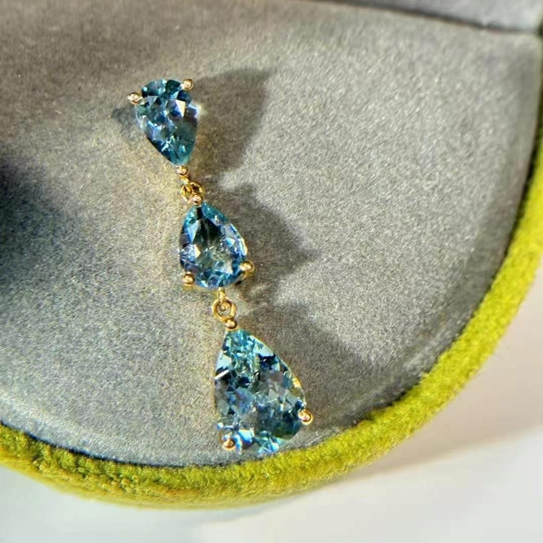 14k Gold 4 Ct Natural Aquamarine Pendant( Without Chain ): Ref:230993146 // gold content:14k gold // main gemstone:aquamarine // shape:pear // carat weight:4ct // color:blue // treatment:natural // Condition: New High Estimate: 2800 Low Estimate: 1900