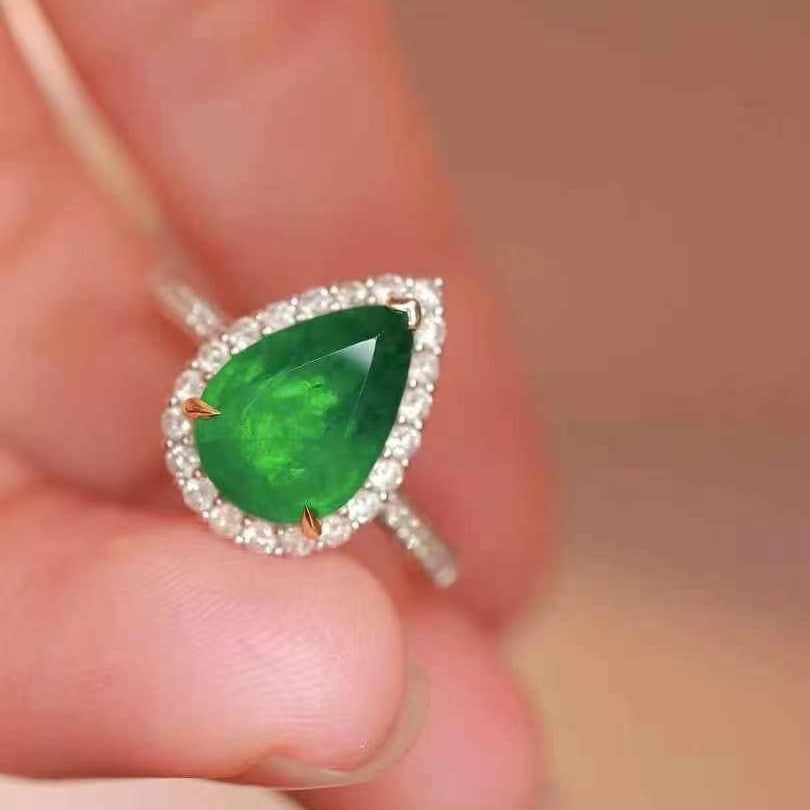 14k Gold 2.85 Ctw Vivid Green Natural Emerald & Diamond Ring: Ref:230993150 // gold content:14k gold // ring size:7. 25us // // main gemstone:emerald // shape:pear // carat weight:2. 46ct // color:vivid green // treatment:natural // // adjacent gemstone 2 : diam