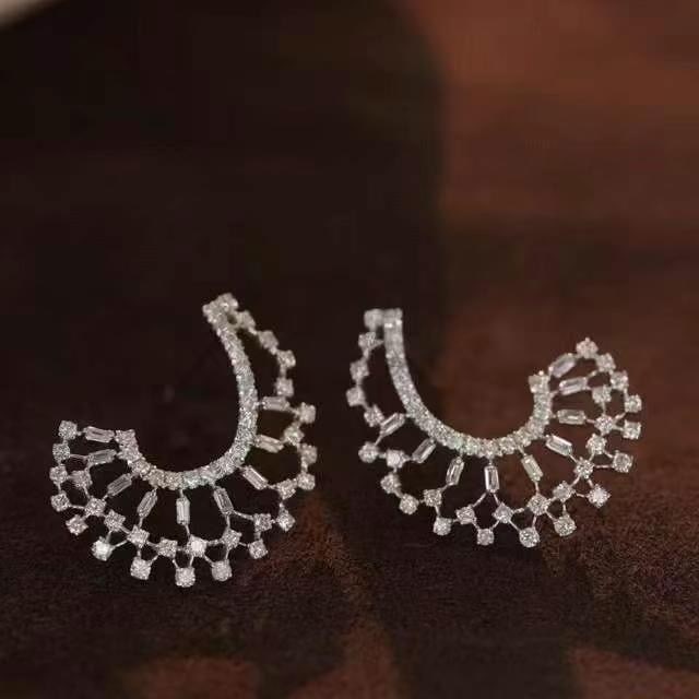 14k Gold 0.86 Ct Natural H Diamond Earrings: Ref:230993154 // gold content:14k gold // main gemstone:diamond // shape:multiply // carat weight:0. 86ct // clarity grade:vs-si // color:h // treatment:natural // High Estimate: 4300 Condition: New