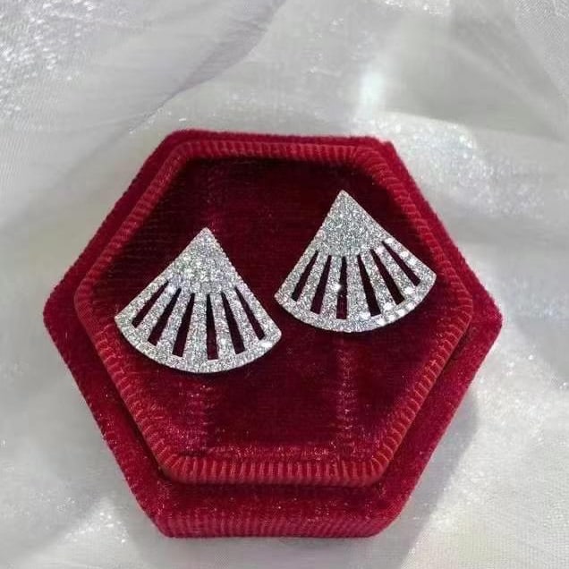 14k Gold 0.94 Ct Natural H Diamond Earrings: Ref:230993177 // gold content:14k gold // main gemstone:diamond // shape:round // carat weight:0. 94ct // clarity grade:vs-si // color:h // treatment:natural // cut grade:g // High Estimate: 4300