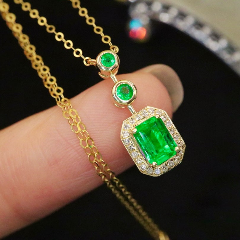 14k Gold 0.66 Ctw Vivid Green Natural Emerald & Diamond Necklace - 2