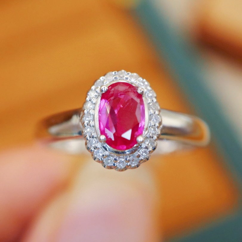 14k Gold 0.70 Ctw Natural Ruby & Diamond Ring: Ref:230993208 // gold content:14k gold // ring size:7. 25us // // main gemstone:ruby // shape:oval // carat weight:0. 60ct // color:red // treatment:natural // // adjacent gemstone 2 : diamond //