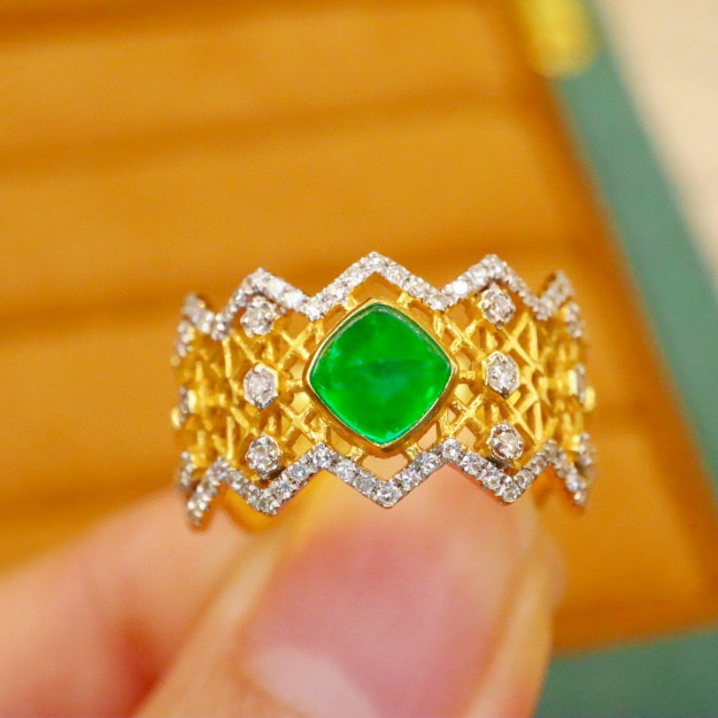 14k Gold 1.33 Ctw Vivid Green Natural Emerald & Diamond Ring: Ref:230993228 // gold content:14k gold // ring size:7. 25us // // main gemstone:emerald // shape:suger-loaf // carat weight:0. 85ct // color:vivid green // treatment:natural // // adjacent gemstone 2