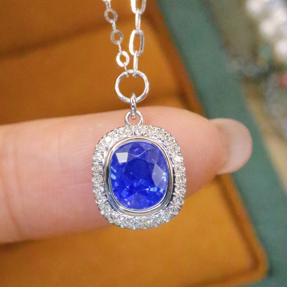 14k Gold 1.56 Ctw Natural Sapphire & Diamond Necklace: Ref:230993253 // gold content:14k gold // main gemstone:sapphire // shape:oval // carat weight:1. 43ct // color:cornflower blue // treatment:natural // // adjacent gemstone 2 : diamond // number of st