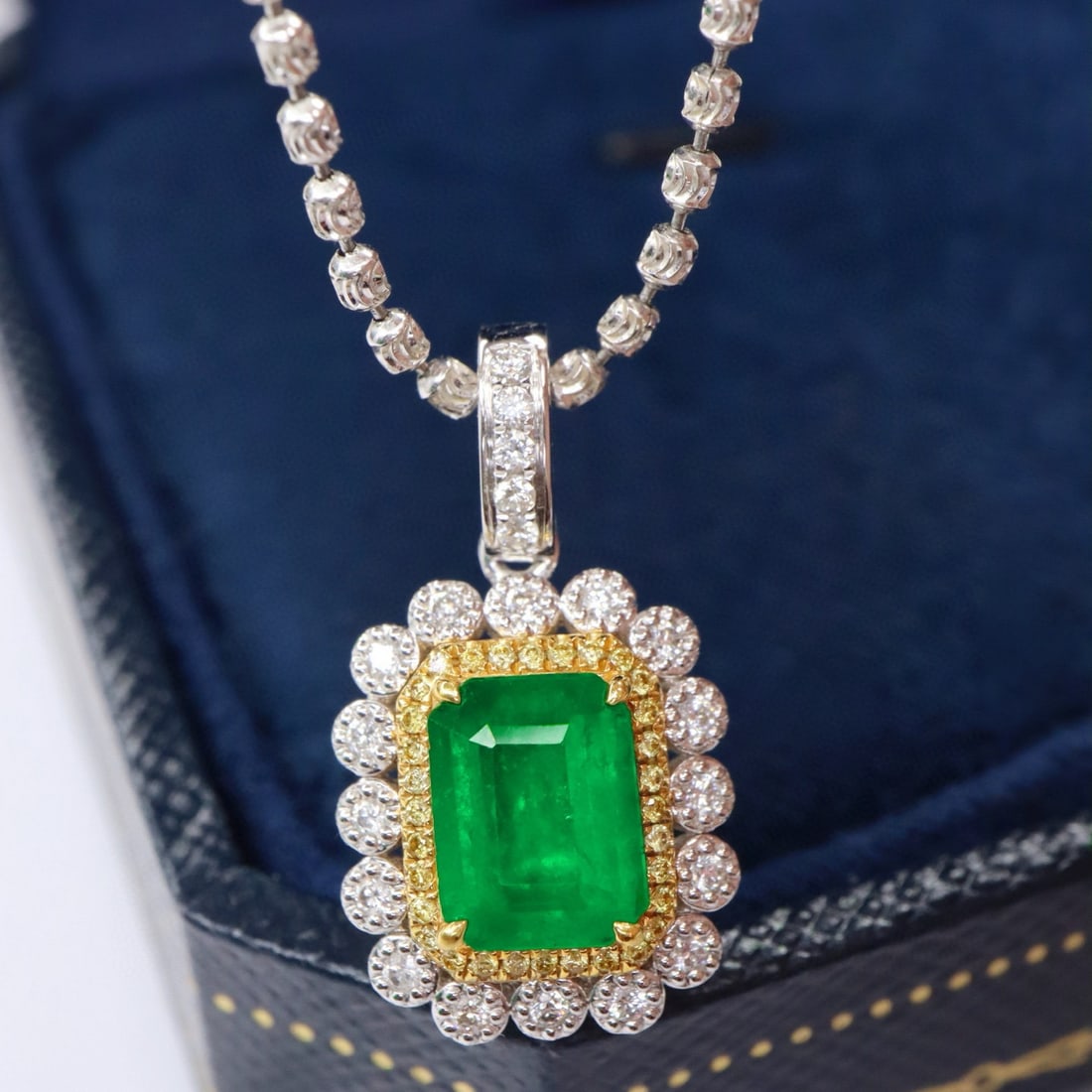 14k Gold 1.50 Ctw Vivid Green Natural Emerald & Diamond Pendant( Without Chain ): Ref:230994018 // gold content:14k gold // main gemstone:emerald // shape:octagonal // carat weight:1. 24ct // color:vivid green // treatment:natural // // adjacent gemstone 2 : diamond // shape:round 