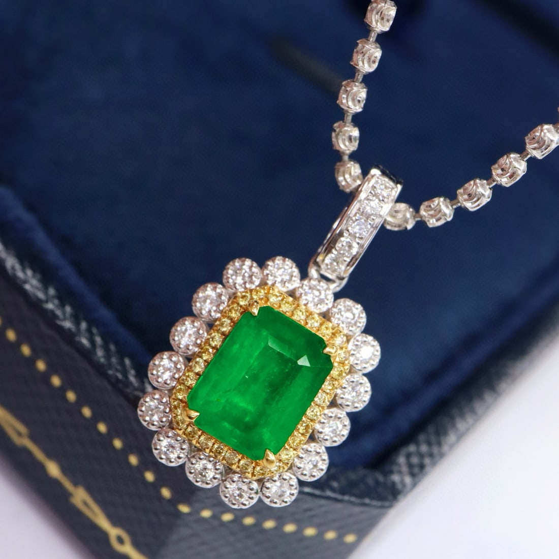14k Gold 1.50 Ctw Vivid Green Natural Emerald & Diamond Pendant( Without Chain ) - 3