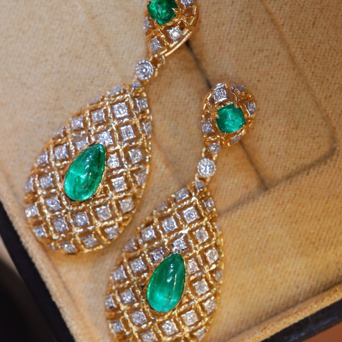 14k Gold 2.00 Ctw Natural Emerald & Diamond Earrings: Ref:230994047 // gold content:14k gold // main gemstone:emerald // shape:multiply // carat weight:1. 68ct // color:green // treatment:natural // // adjacent gemstone 2 : diamond // shape:round // cara