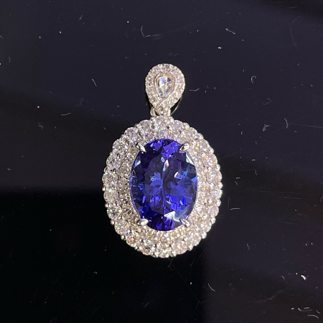 14k Gold 2.60 Ctw Natural Tanzanite & Diamond Pendant( Without Chain ): Ref:230994084 // gold content:14k gold // main gemstone:tanzanite // shape:oval // carat weight:2. 00ct // color:blue // treatment:natural // // adjacent gemstone 2 : diamond // shape:multiply //