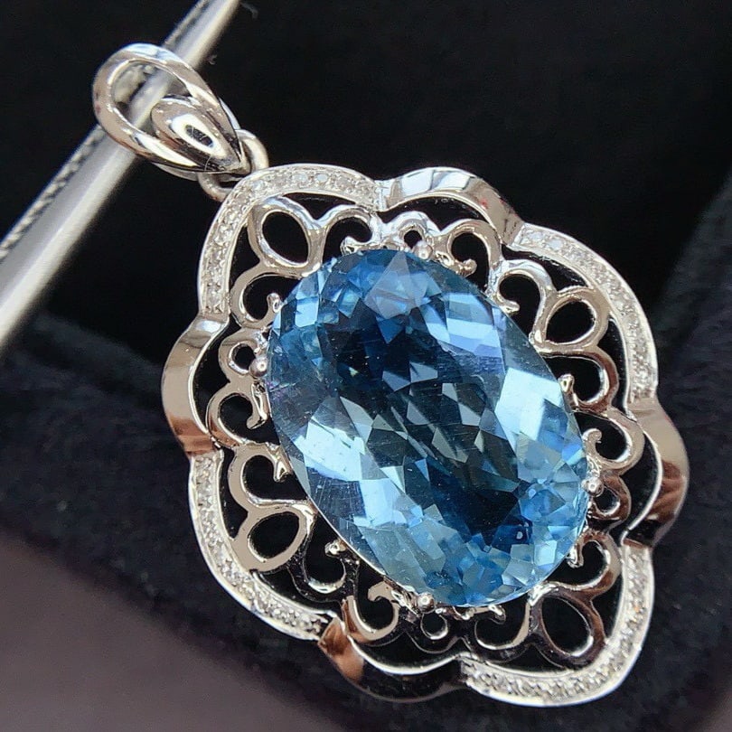 14k Gold 6.0 Ct Natural Aquamarine & Diamond Pendant( Without Chain ): Ref:230994088 // gold content:14k gold // main gemstone:aquamarine // shape:oval // carat weight:6. 0ct // color:blue // treatment:natural // // adjacent gemstone 2 : diamond // shape:round //
