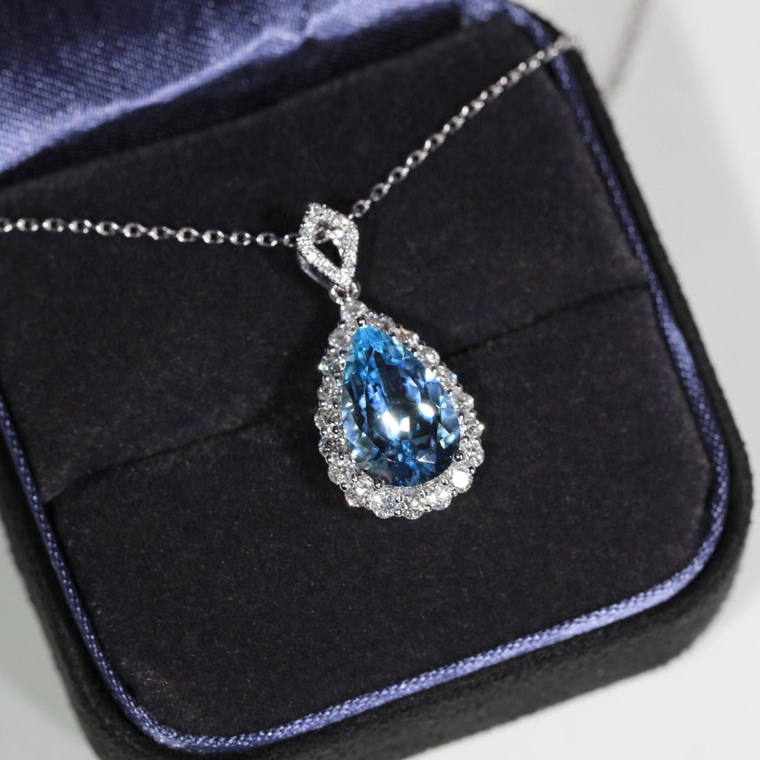 14k Gold 1.13 Ct Natural Aquamarine & Diamond Pendant( Without Chain ): Ref:230994090 // gold content:14k gold // main gemstone:aquamarine // shape:pear // carat weight:1. 13ct // color:santa maria color // treatment:natural // // adjacent gemstone 2 : diamond //