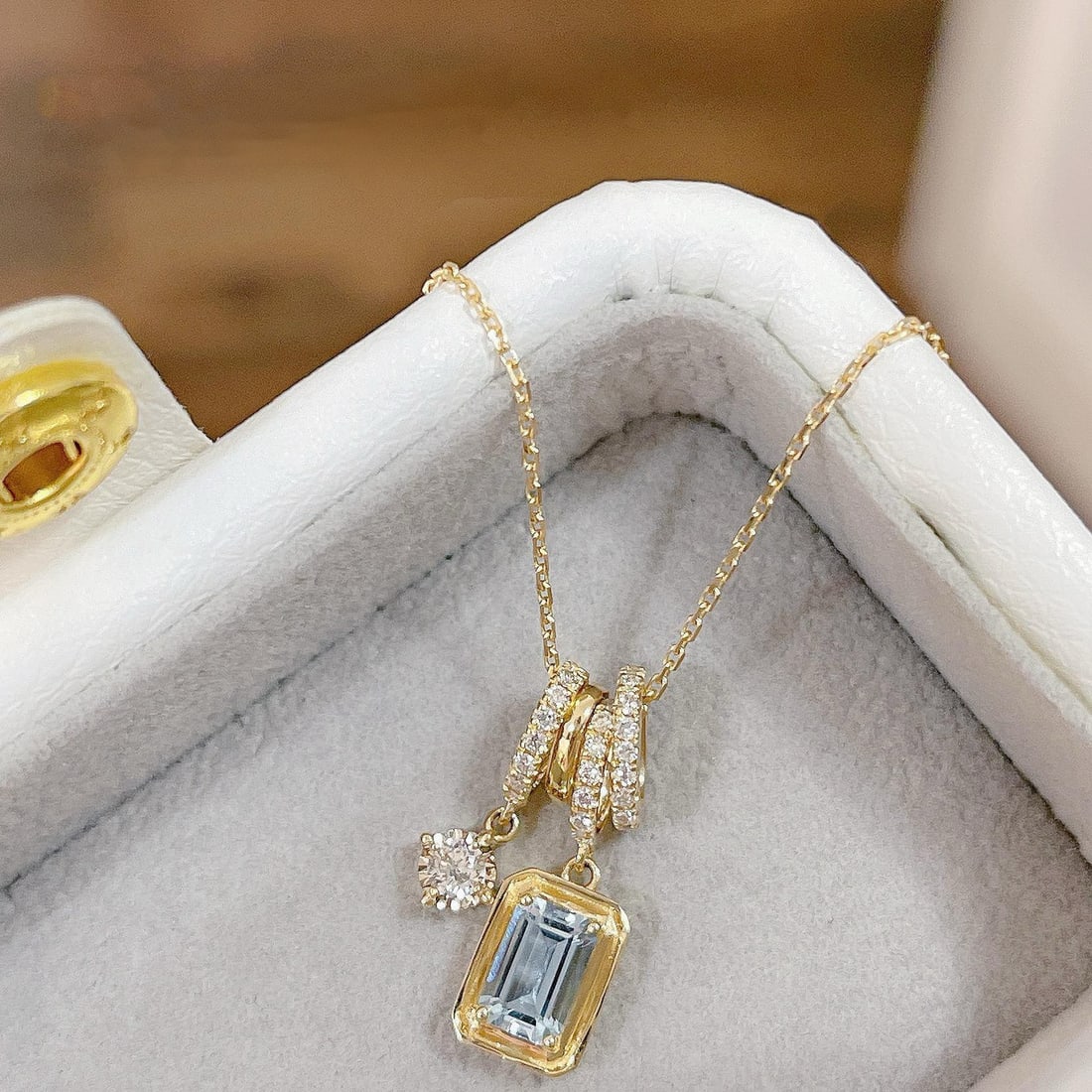 14k Gold 0.8 Ctw Natural Aquamarine & Diamond Necklace: Ref:230994091 // gold content:14k gold // main gemstone:aquamarine // shape:octagonal // carat weight:0. 5ct // color:blue // treatment:natural // // adjacent gemstone 2 : diamond // shape:round //