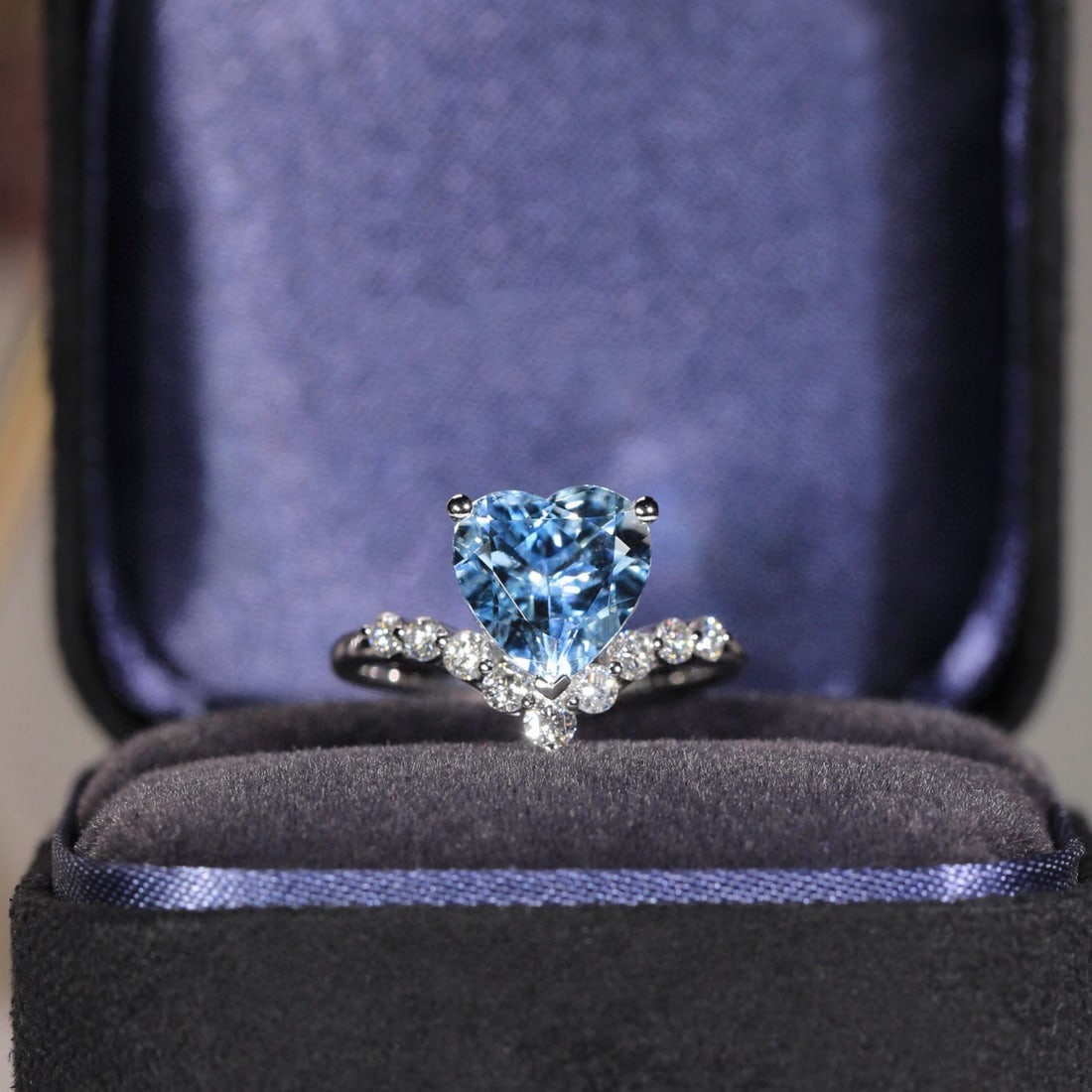 14k Gold 2.38 Ct Natural Aquamarine & Diamond Ring: Ref:230994093 // gold content:14k gold // ring size:7. 25us // // main gemstone:aquamarine // shape:heart // carat weight:2. 38ct // color:santa maria color // treatment:natural // // adjacent gemston