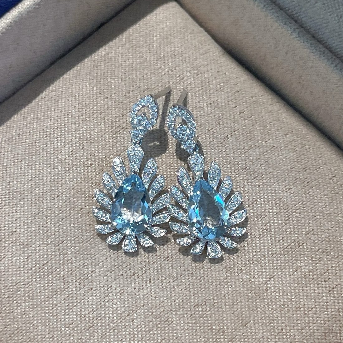 14k Gold 2.37 Ctw Natural Aquamarine & Diamond Earrings: Ref:230994102 // gold content:14k gold // main gemstone:aquamarine // shape:pear // carat weight:1. 98ct // color:santa maria color // treatment:natural // // adjacent gemstone 2 : diamond //