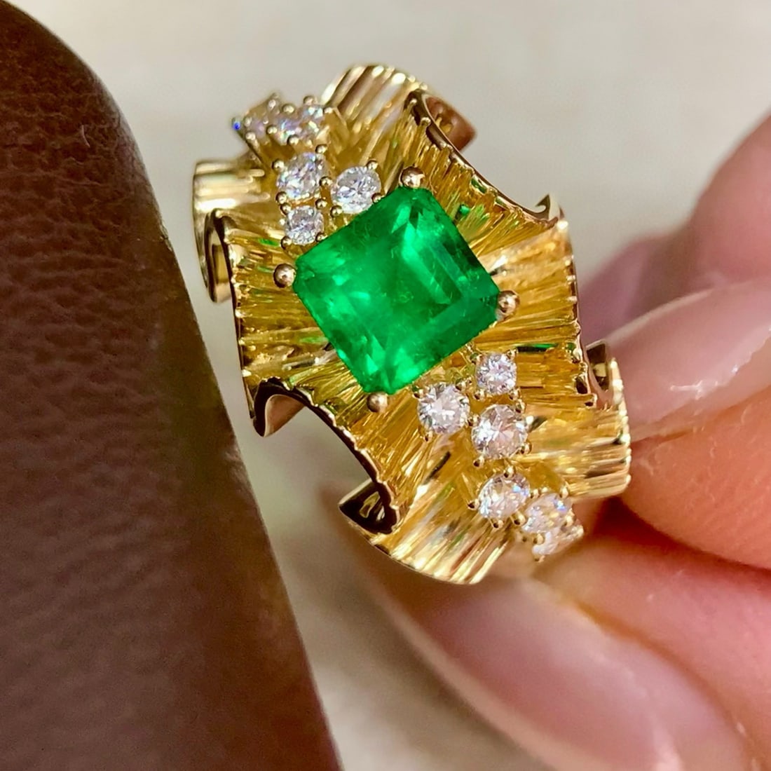14k Gold 1.27 Ctw Vivid Green Natural Emerald & Diamond Ring: Ref:230994104 // gold content:14k gold // ring size:7. 25us // // main gemstone:emerald // shape:octagonal // carat weight:0. 94ct // color:vivid green // treatment:natural // // adjacent gemstone 2 :