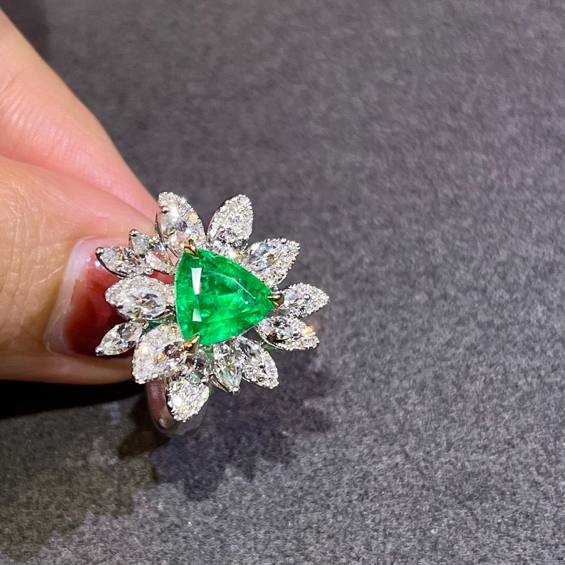 14k Gold 1.69 Ctw Vivid Green Natural Emerald & Diamond Ring - 2