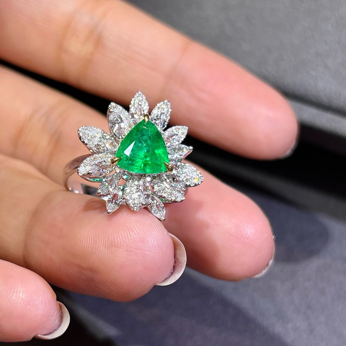 14k Gold 1.69 Ctw Vivid Green Natural Emerald & Diamond Ring - 3