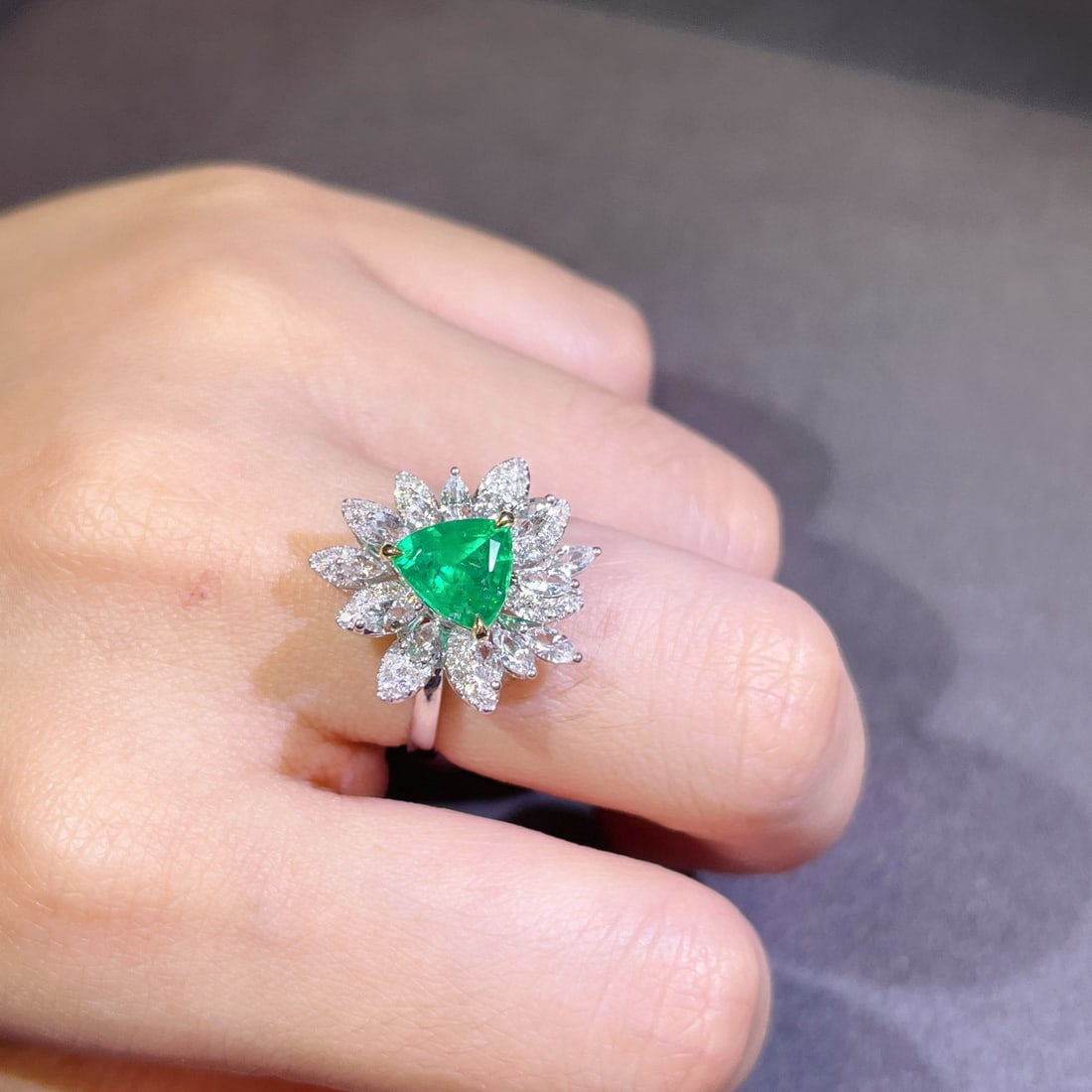 14k Gold 1.69 Ctw Vivid Green Natural Emerald & Diamond Ring - 5