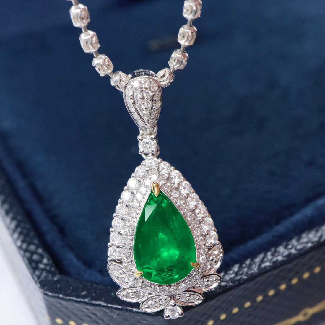14k Gold 1.34 Ctw Vivid Green Natural Emerald & Diamond Pendant( Without Chain ): Ref:230994111 // gold content:14k gold // main gemstone:emerald // shape:pear // carat weight:1. 00ct // color:vivid green // treatment:natural // // adjacent gemstone 2 : diamond // shape:round //