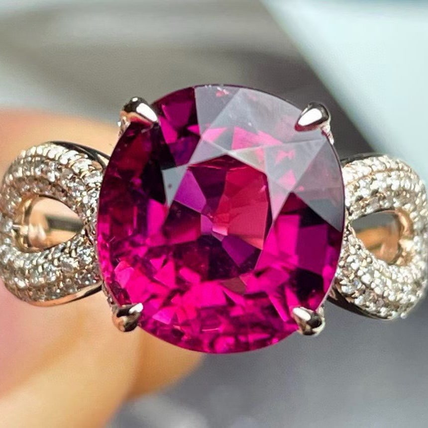 14k Gold 6.27 Ct Natural Tourmaline & Diamond Ring: Ref:230994123 // gold content:14k gold // ring size:7. 25us // // main gemstone:tourmaline // shape:oval // carat weight:6. 27ct // color:red // treatment:natural // // adjacent gemstone 2 : diamond /