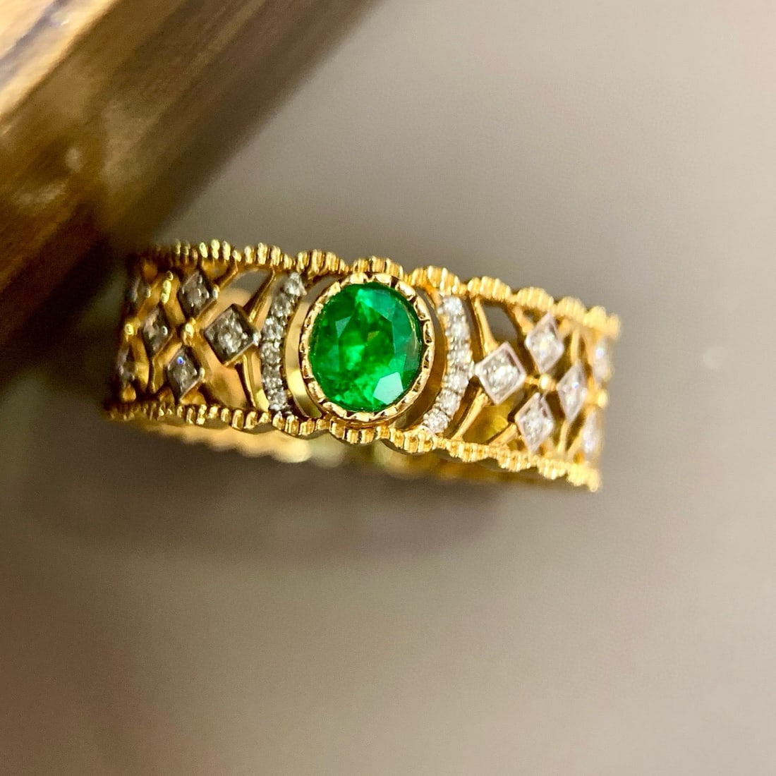 14k Gold 0.37 Ctw Vivid Green Natural Emerald & Diamond Ring: Ref:230994127 // gold content:14k gold // ring size:7. 25us // // main gemstone:emerald // shape:oval // carat weight:0. 29ct // color:vivid green // treatment:natural // // adjacent gemstone 2 : diam