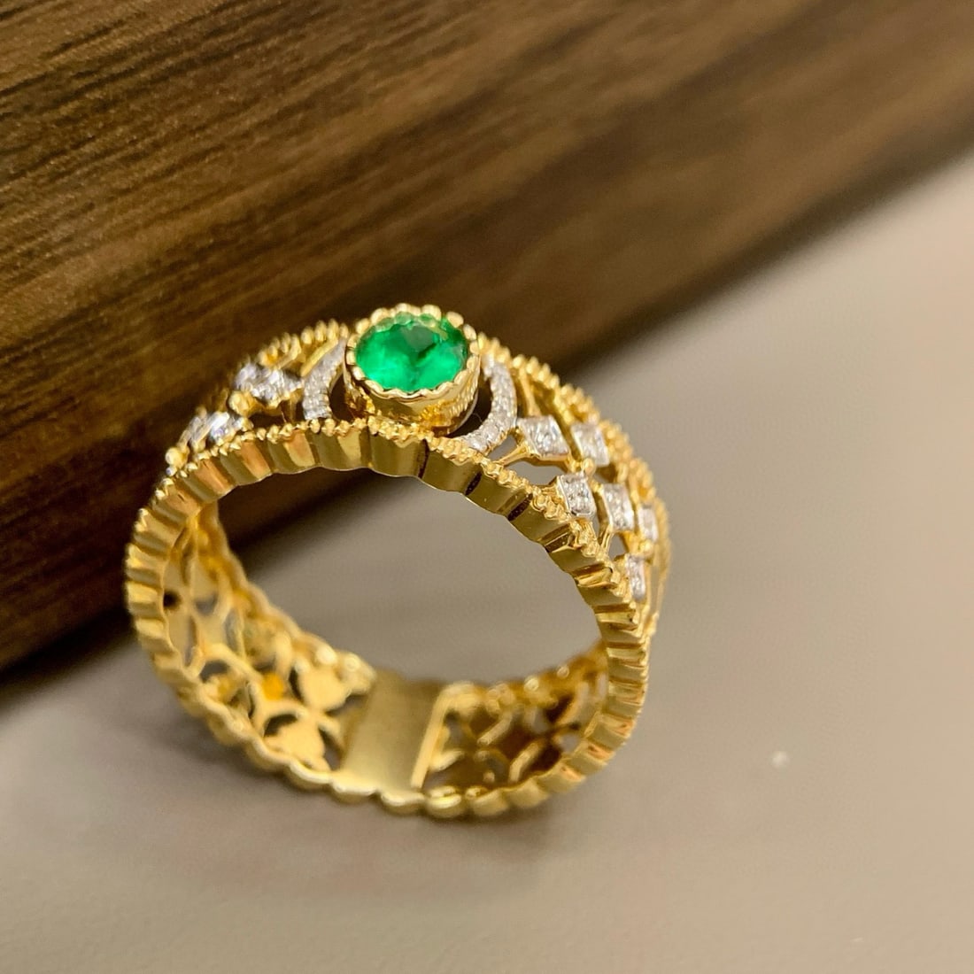 14k Gold 0.37 Ctw Vivid Green Natural Emerald & Diamond Ring - 4